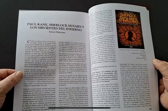 photograph of a man's hands holding open a copy of Tenebre magazine to show the interview titled Paul Kane, Sherlock Holmes y Los Sirvientes Del Infierno, by Xavier Marturet